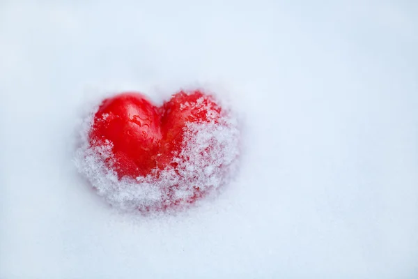 Herz im Schnee. St.-Valentin-Symbol — Stockfoto