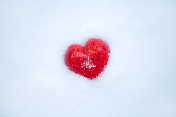 Hart in de sneeuw. Sint Valentijn symbool Stockfoto