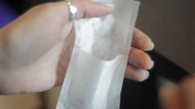 Çay ve kağıt Kupası kızla