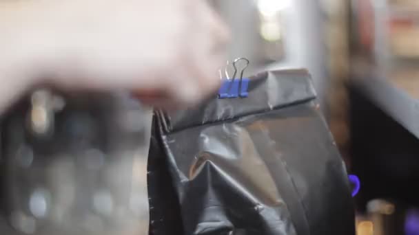 Händerna öppna paketet med kaffe — Stockvideo
