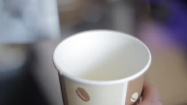 Дівчина з чаєм в паперовій чашці — стокове відео