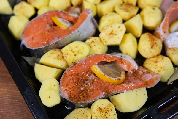 Filete Pescado Rojo Con Verduras Especias Una Bandeja Para Hornear — Foto de Stock