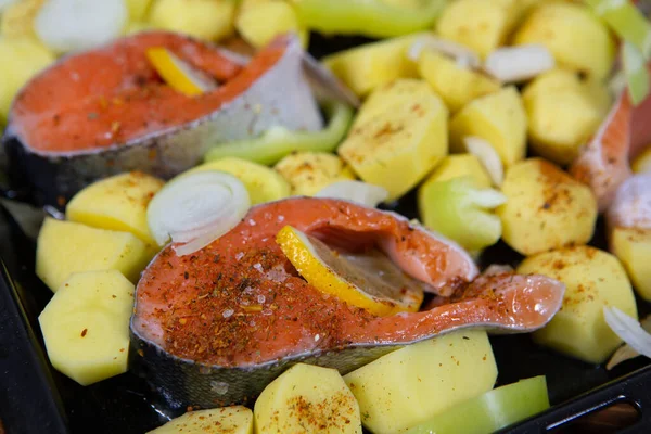 Sartén Negra Con Pescado Rojo Crudo Verduras Frescas Rodajas Cosecha — Foto de Stock