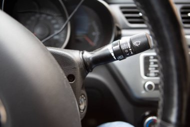 Direksiyon sileceği anahtarı ve arabanın alet paneli.