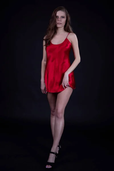 Sexy Meisje Een Rode Negligé Met Mooie Make Haar Een — Stockfoto
