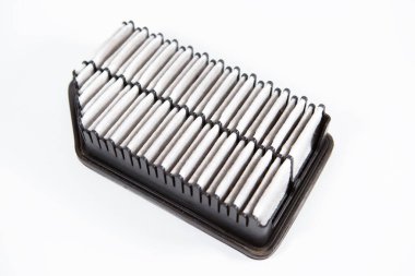 Kirli araba hava filtresi, beyaz izole arkaplanda yedek araba parçası