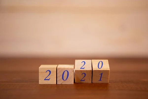 Nuevo Año 2020 Cambiar 2021 Concepto Cambio Mano Cubos Madera — Foto de Stock