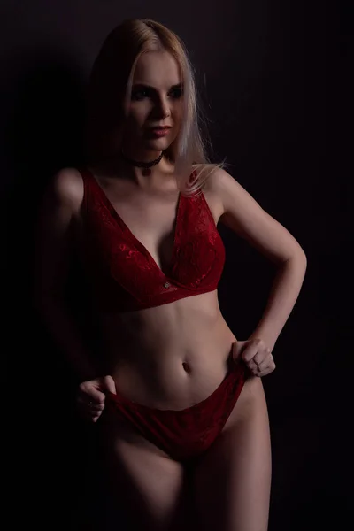 Sexy Jonge Blonde Vrouw Lacy Rood Ondergoed Donkere Achtergrond — Stockfoto
