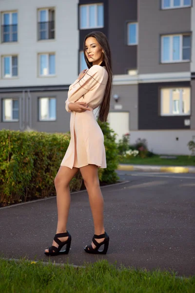 Açık Bej Renkli Kısa Elbiseli Bir Kız Sıcak Bir Günde — Stok fotoğraf