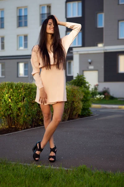 Uma Jovem Mulher Vestido Arejado Luz Sorrindo Poses Uma Rua — Fotografia de Stock