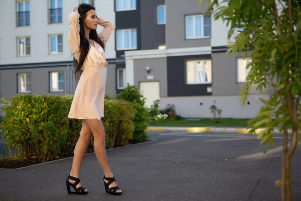 Image Une Charmante Jeune Brune Robe Été Légère Qui Marche — Photo