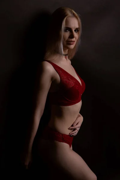 Sexy Jonge Vrouw Rood Kant Ondergoed Poseren Een Donkere Achtergrond — Stockfoto