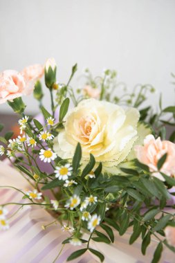 Pembe hediye kutusunda güzel bir buket çiçek, seçici odaklı yakın plan fotoğraf.