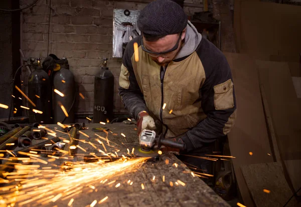 Jasné jiskry při broušení kovové konstrukce pracovníkem — Stock fotografie