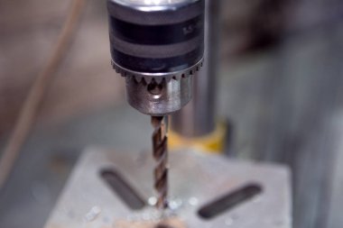 Metal matkapla sondaj makinesinin başı, yakın plan fotoğraf.