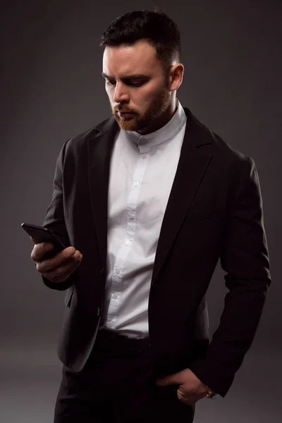 Young Brutal Businessman Writes Message Smartphone Close Photo Dark Background — Stock Photo, Image