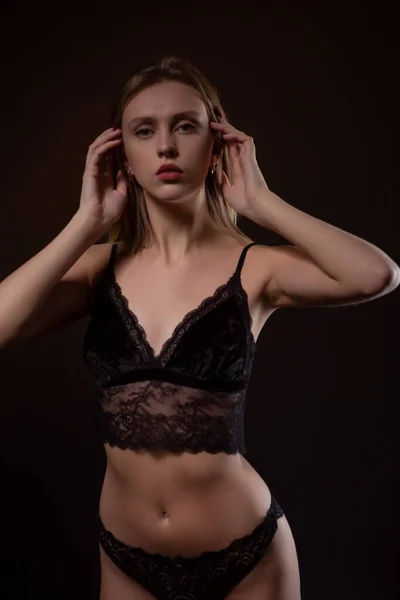 Schöne Sexy Blondine Schwarzer Spitzenunterwäsche Auf Dunklem Hintergrund — Stockfoto