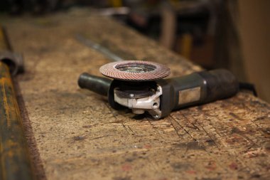 Üzerinde elektrikli bir alet bulunan bir tezgah. Yakın plan fotoğraf.