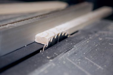 Masa ve dairesel testere makinesi. Yakın plan fotoğraf.