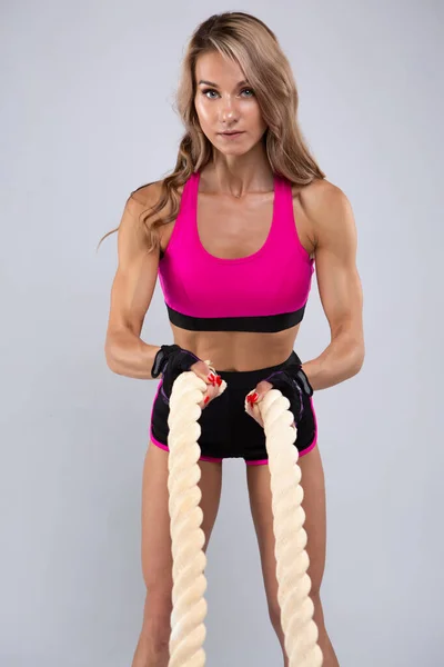 Kräftige Muskulöse Frau Die Mit Seilen Trainiert Foto Der Attraktiven — Stockfoto
