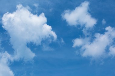 Güzel beyaz Cumulus bulutları mavi gündüz gökyüzünde