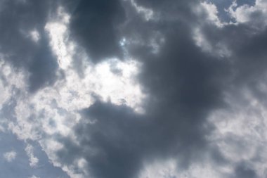 Güneş, kara bulutlarla yaklaşıyor ve yakında sağanak yağmur başlayacak.