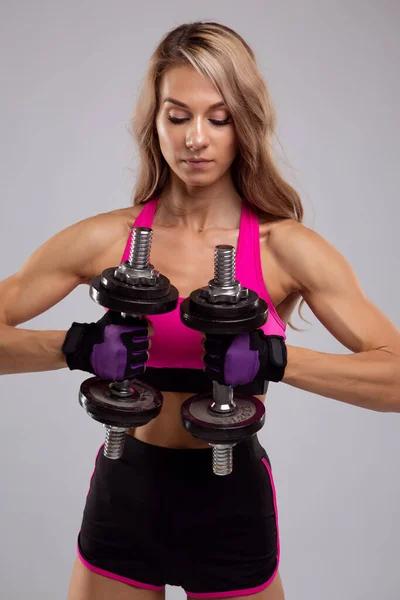 Mulher Bonita Fazendo Exercícios Com Halteres Bíceps Foto Uma Mulher — Fotografia de Stock