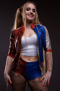 Parlak bluzlu seksi sarışın, şortlu ve çoraplı gülümseyen pozlar.