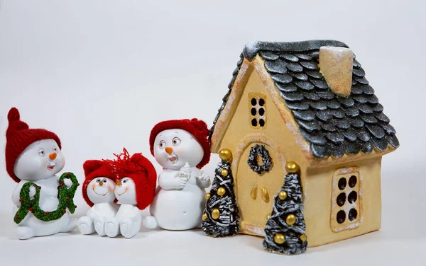 Christmas Decoration Fabulous Ceramic House Family Snowmen Christmas Photo White — Stock Photo, Image