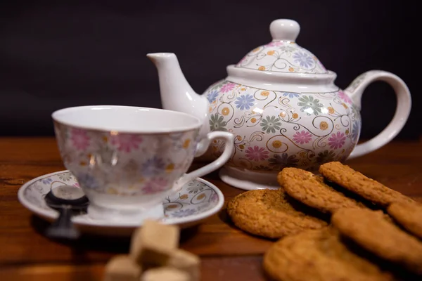 Свежее домашнее овсяное печенье с чайным сервизом на деревянном фоне — стоковое фото