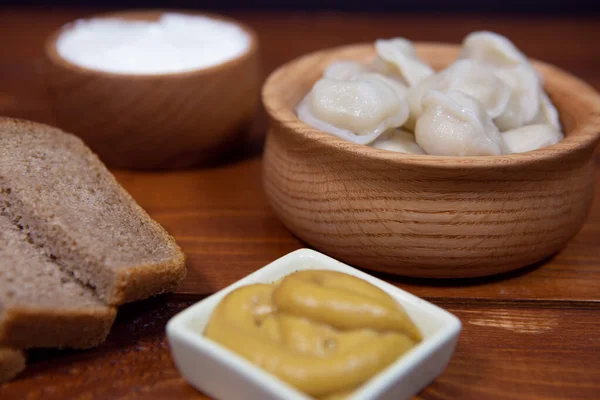 Deliciosos Bolinhos Cozidos Fundo Madeira Com Molho Mostarda Creme Azedo — Fotografia de Stock