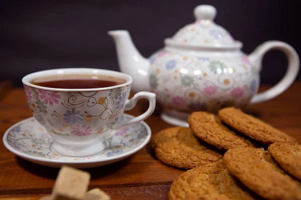 Una Taza Caliente Fresco Con Galletas Avena Una Mesa Madera —  Fotos de Stock