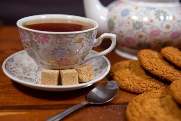 Una Taza Caliente Fresco Con Galletas Avena Una Mesa Madera —  Fotos de Stock