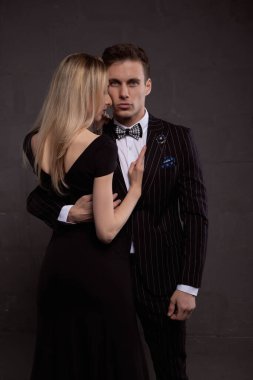 Nazikçe kucaklaşan zarif bir çift