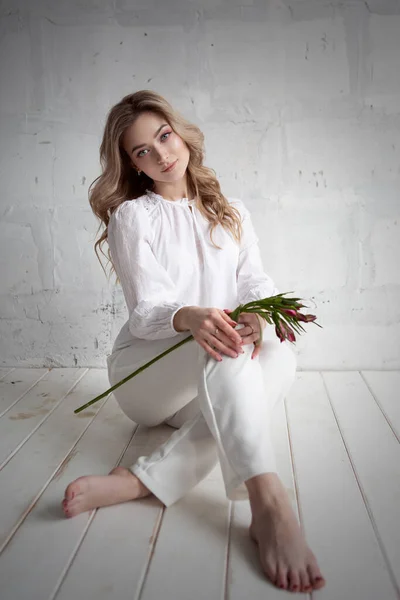 Young Blonde Woman Flower Her Hands Sitting Floor Fashion Studio — Stok fotoğraf