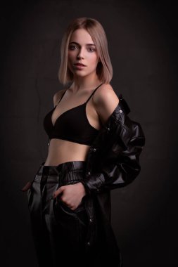 Stüdyoda siyah arka planda poz veren iç çamaşırlı güzel seksi kız..