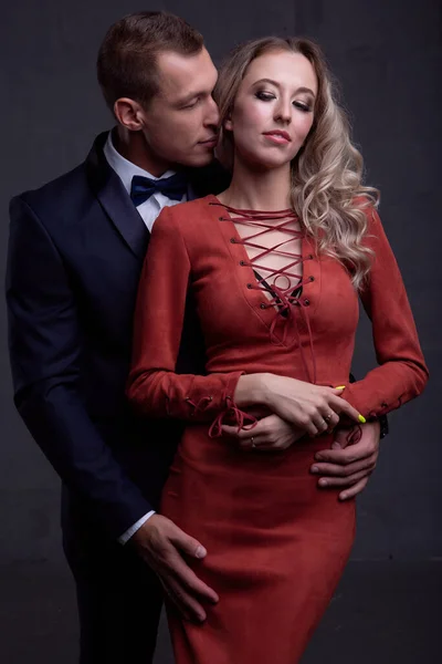 Sexy Couple Élégant Amoureux Robes Soirée Sur Fond Sombre Studio — Photo