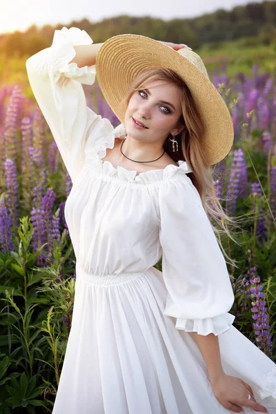 Дама Ретро Наслаждается Красотой Цветущей Волчанки Длинное Белое Винтажное Платье — стоковое фото