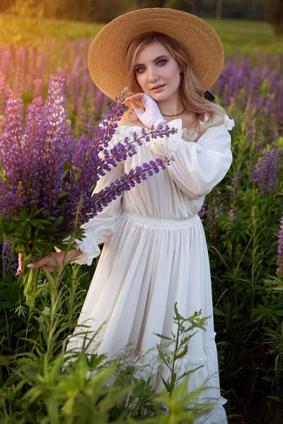 Dame Rétro Apprécie Beauté Floraison Plancher Lupins Harmony Concept Une — Photo