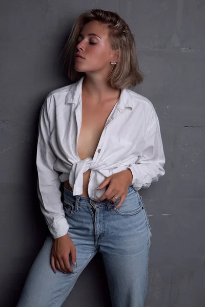 Sexy Joven Rubia Con Una Hermosa Figura Jeans Una Camisa — Foto de Stock