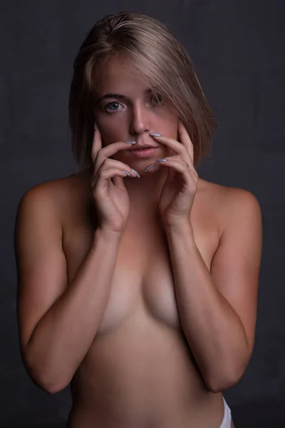 피부가 가슴을 아름다운 아름다운 여인이 벌거벗은 가슴을 스튜디오 사진어두운 — 스톡 사진