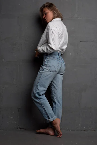 Sexig Ung Blond Kvinna Uppknäppt Skjorta Och Jeans Mörk Bakgrund — Stockfoto