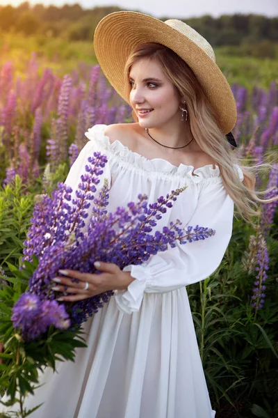 Retro bir bayan, çiçek açan lupin tarlasının güzelliğinden zevk alır. Uyum kavramı. — Stok fotoğraf