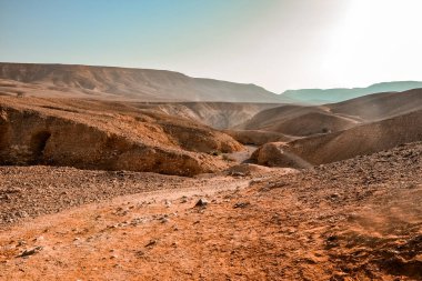 İsrail çölündeki kumlu tepeler, Eila şehrinin yakınındaki Kızıl Kanyon.