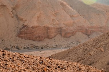 İsrail çölündeki kumlu tepeler, Eila şehrinin yakınındaki Kızıl Kanyon.