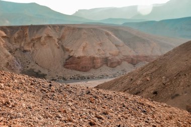İsrail çölündeki kumlu tepeler, Eila şehrinin yakınındaki Kızıl Kanyon.