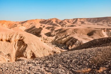 İsrail çölündeki kumlu tepeler, Eila şehrinin yakınındaki Kızıl Kanyon.