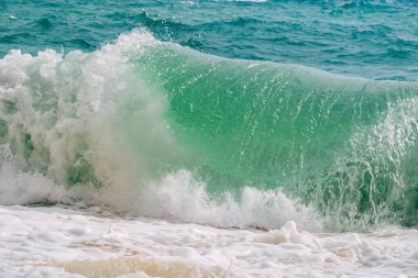 Portuga 'daki Benagil sahillerinde beyaz köpüklü turkuaz dalgalar.
