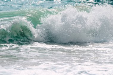 Portuga 'daki Benagil sahillerinde beyaz köpüklü turkuaz dalgalar.