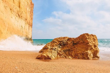 Dalgalar Portekiz 'deki Benagil sahilindeki kayalıklara çarpar.